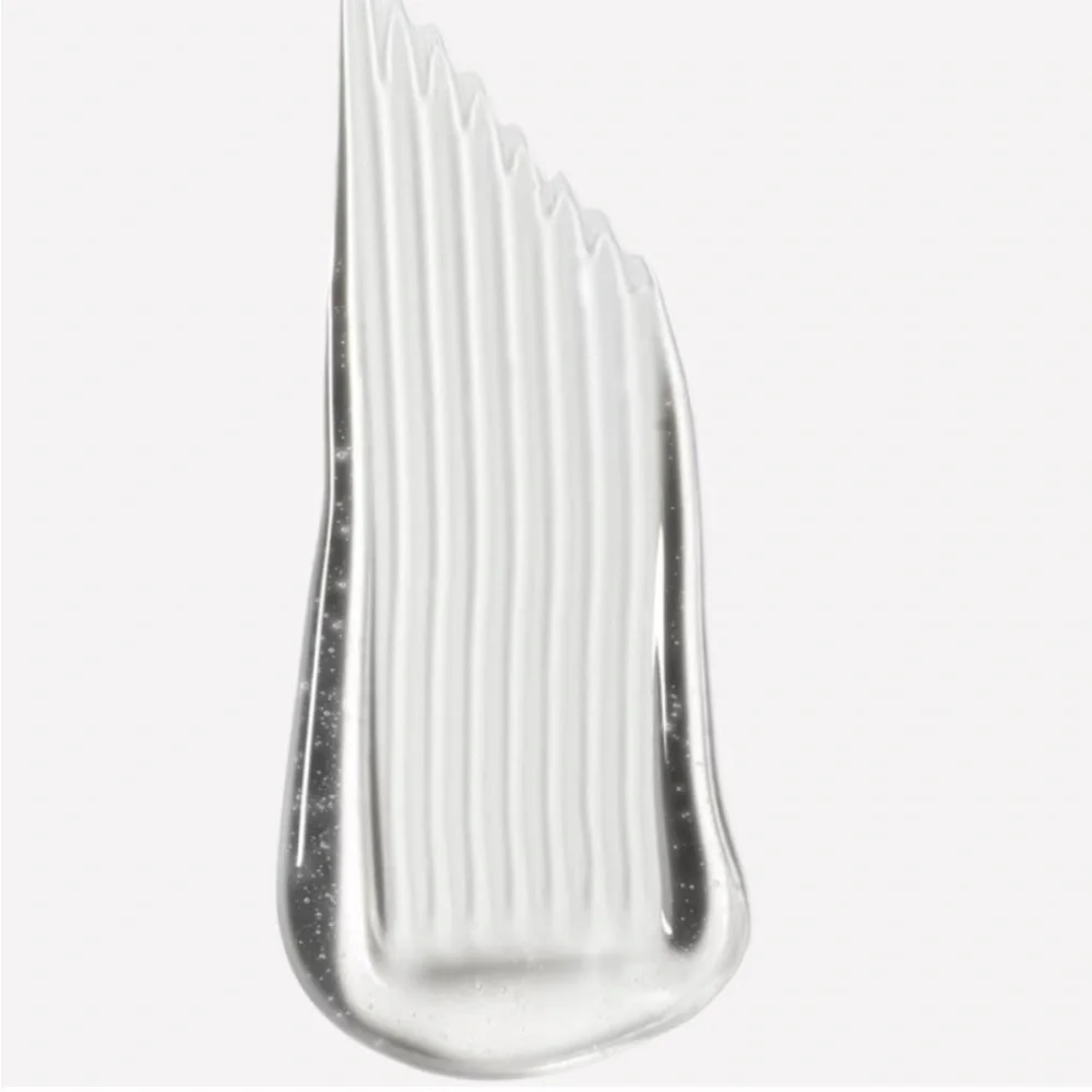 ZEPHYR a MAC LIPGLASS AIR NON-STICKY GLOSS. Non-sticky, glass-like shine 🌞